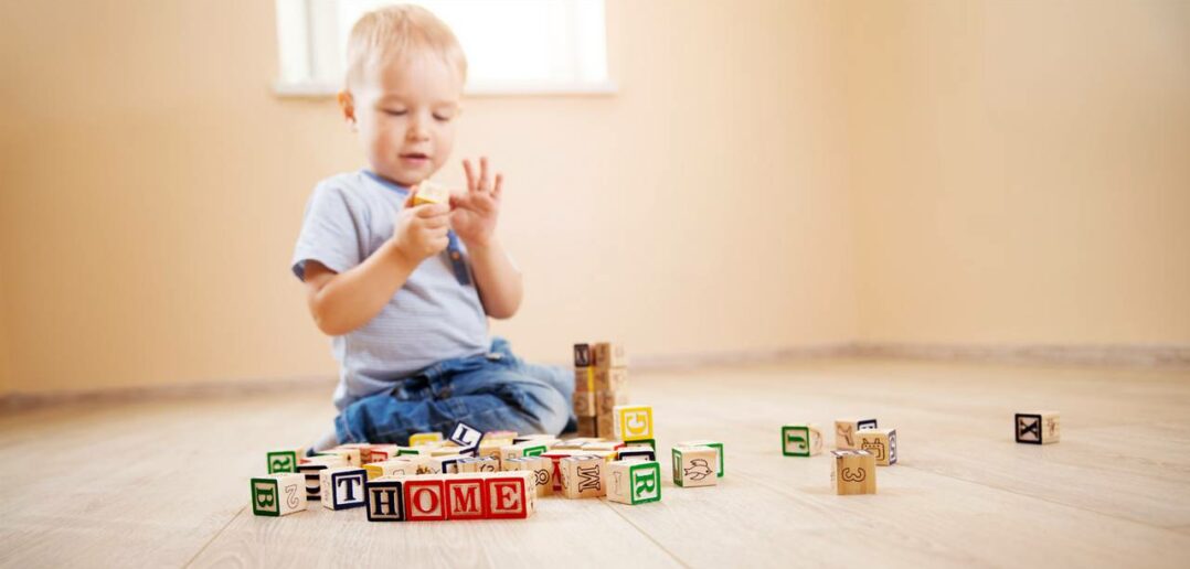 Clever Spielen - Die besten Babyspielzeuge für sicheres Lernen und Entdecken (Foto: AdobeStock - 168837113 candy1812)