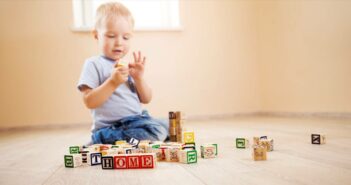 Clever Spielen - Die besten Babyspielzeuge für sicheres Lernen und Entdecken (Foto: AdobeStock - 168837113 candy1812)