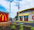 McDonald’s Logo in einem modernen Restaurantdesign weltweit verbreitet (Foto: AdobeStock-866808606 Refrina)