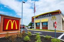 McDonald’s Logo in einem modernen Restaurantdesign weltweit verbreitet (Foto: AdobeStock-866808606 Refrina)