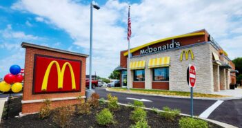 McDonald’s Logo in einem modernen Restaurantdesign weltweit verbreitet (Foto: AdobeStock-866808606 Refrina)